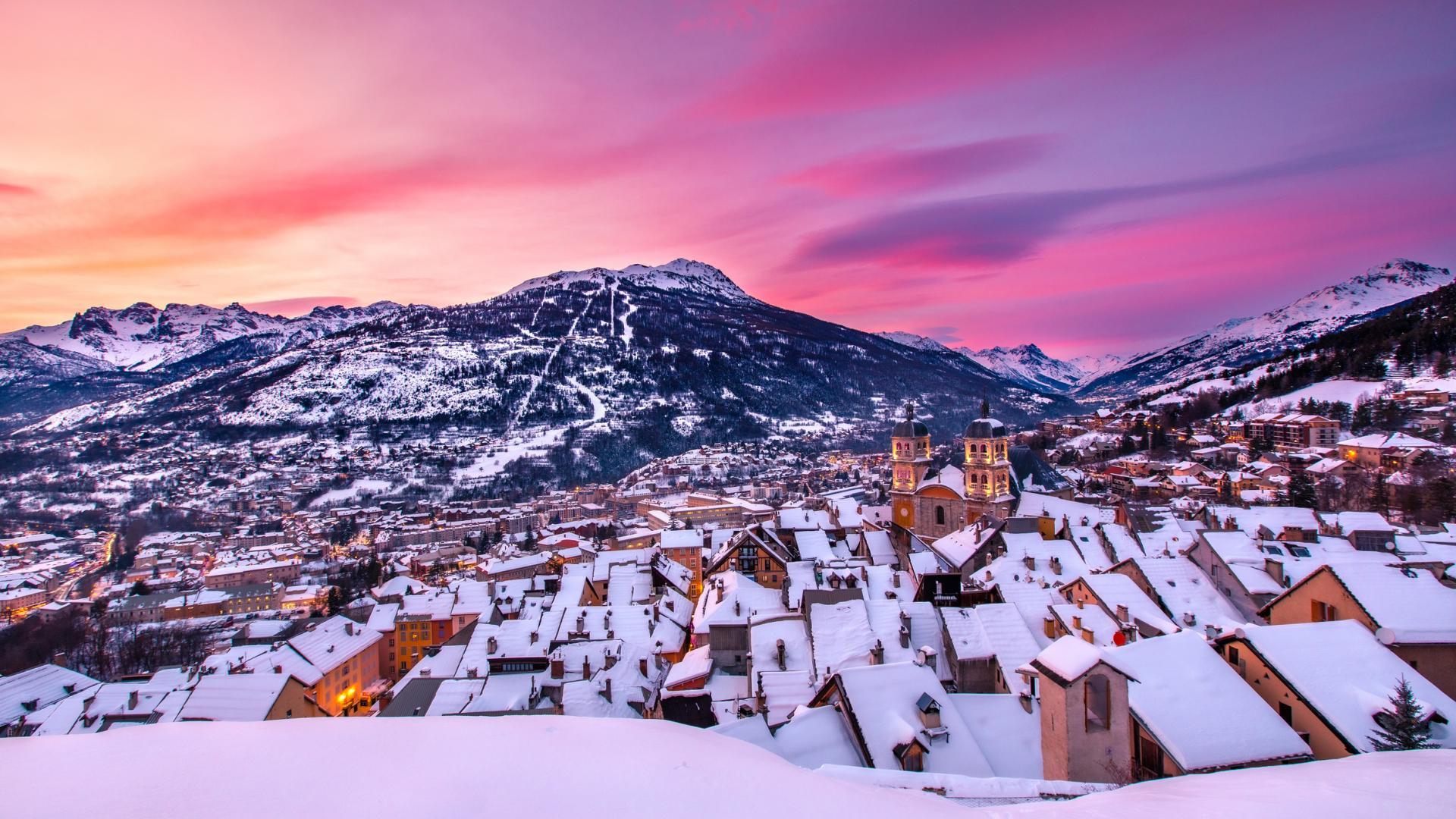 Vue panoramique de Briançon en hiver avec les toits enneigés et les montagnes